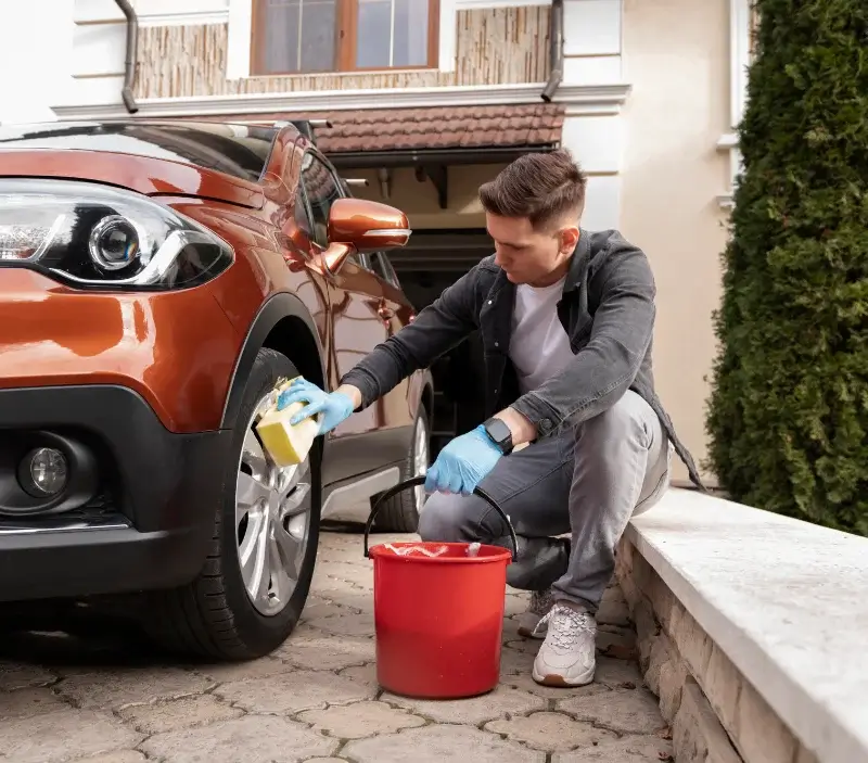 Lavage auto à domicile Les Hauts de Forterre : professionnel intervenant sur un véhicule